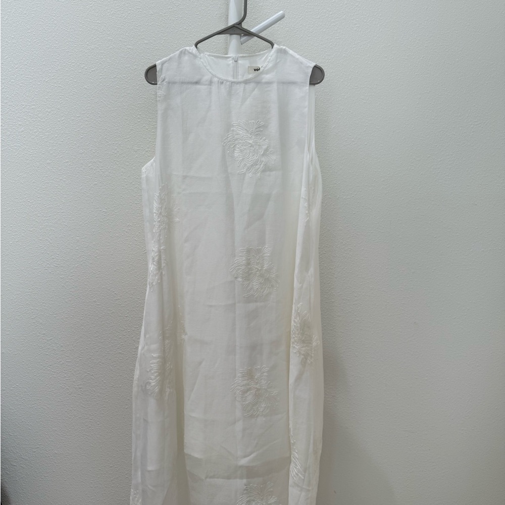 Elegant White Sleeveless Dress